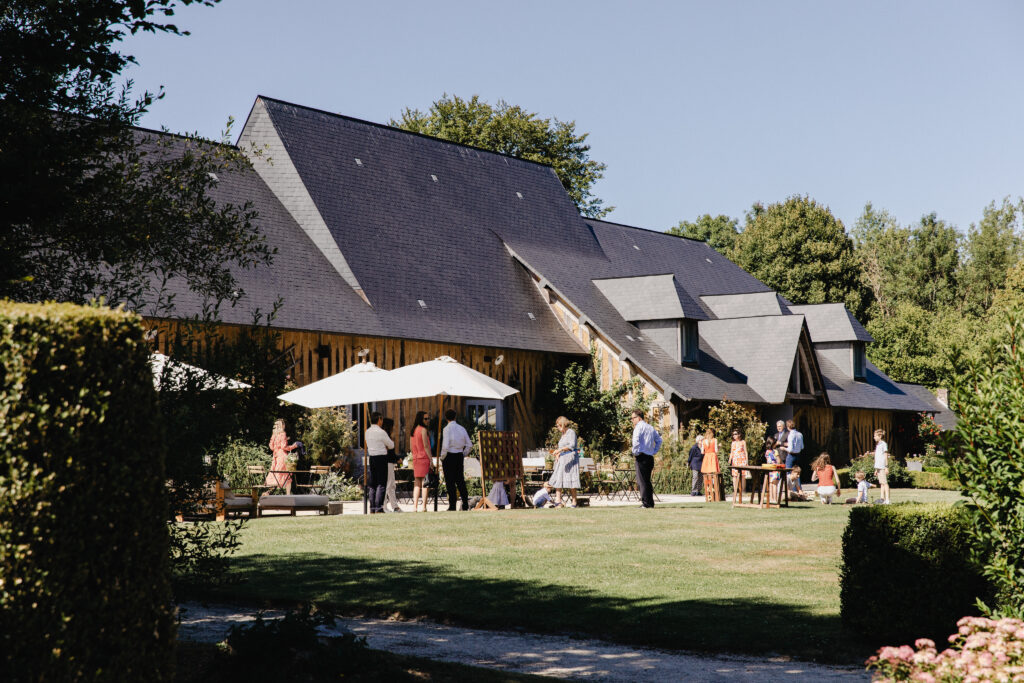 Le Pressoir de Tourgéville, domaine d'événements en Normandie avec un cadre verdoyant et des espaces d'accueil.