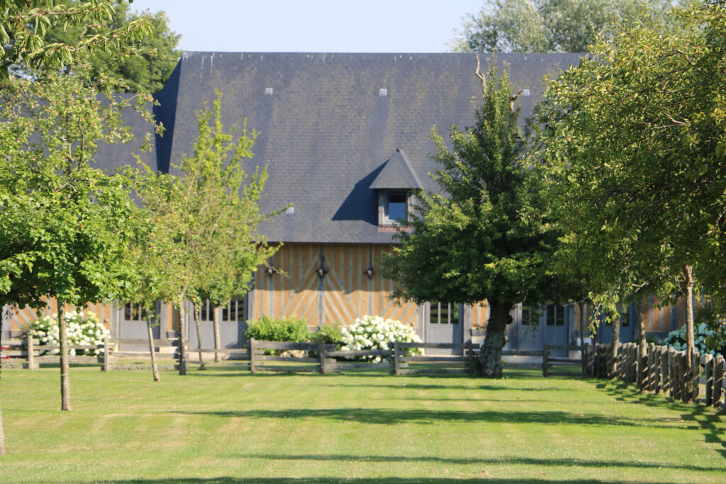 Domaine de réception en Normandie avec architecture typique, jardins et espaces pour événements privés.