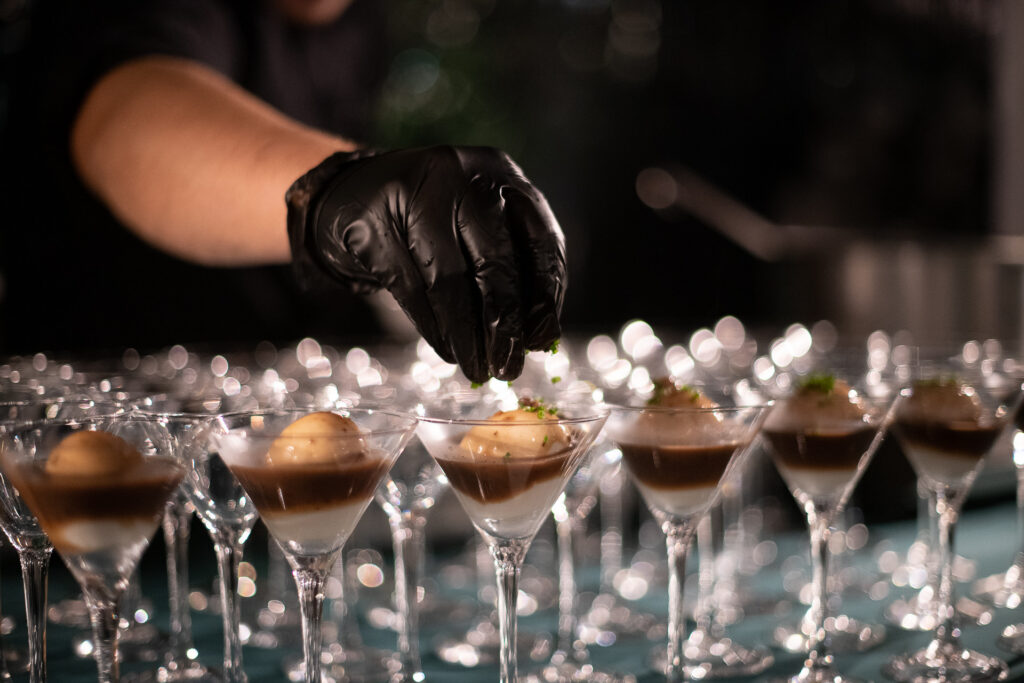 Service d'un dessert en verrine dans un cadre élégant, mettant en avant la gastronomie lors d'un événement.